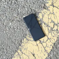 symbolbild-handy-auf-strasse.jpg